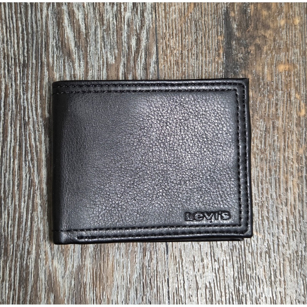 Levis Mens RFID Blocking Bifold Wallet Black Leather ID Window Logo Embossed